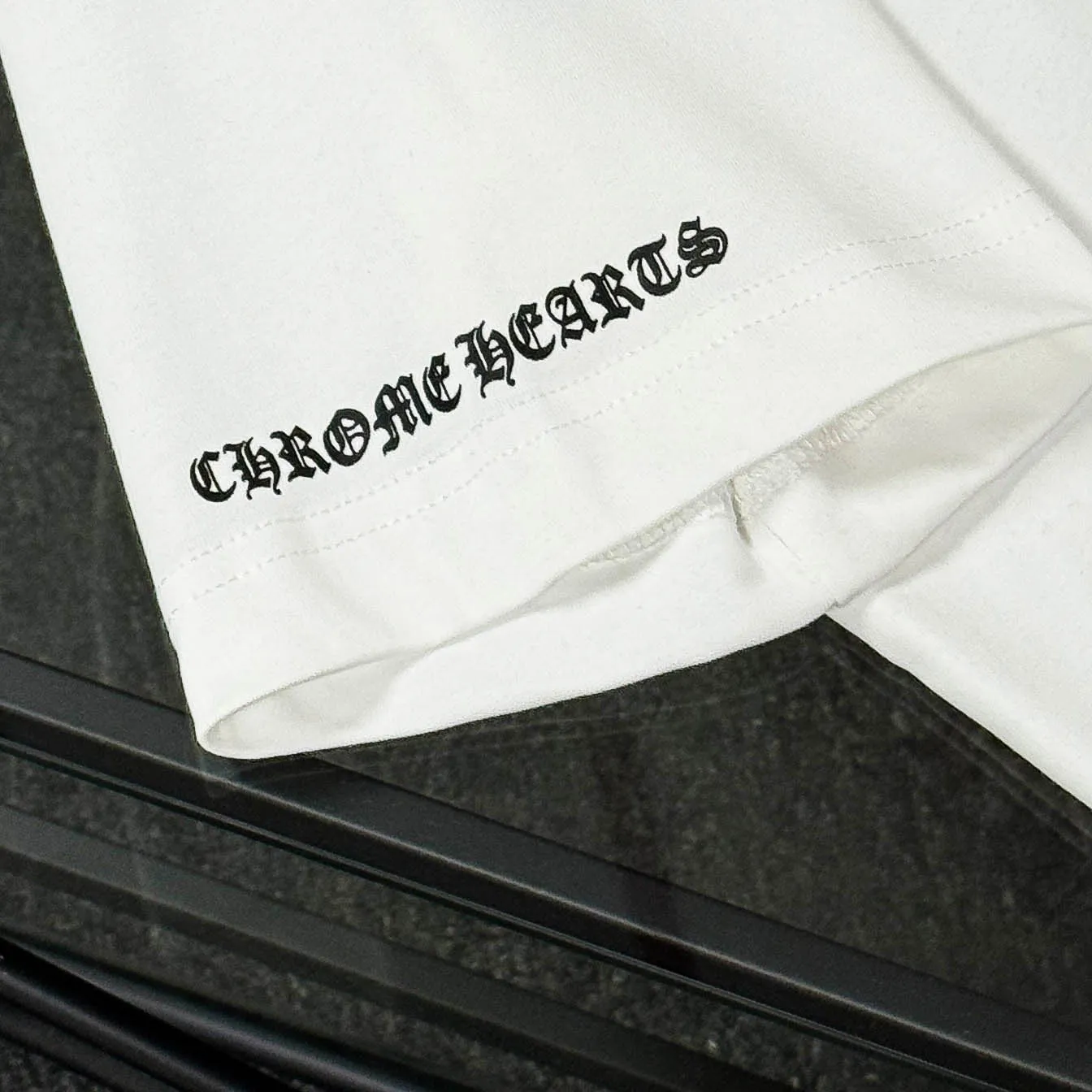 P170 Chrome Hearts 25 high-end versions. The fabric is made of 300 grams of high-density pure cotton. It does not deform or shrink. It has three labels. It is the same style for men and women. Technology: suede foaming + digital printing. Color: white, black. SIZE: S-XL.